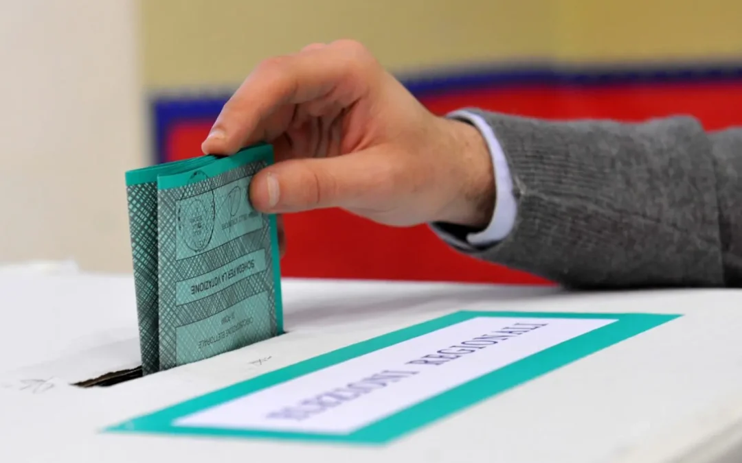 Elezioni regionali in Campania e Puglia, urne aperte fino alle 15. Affluenza in forte calo