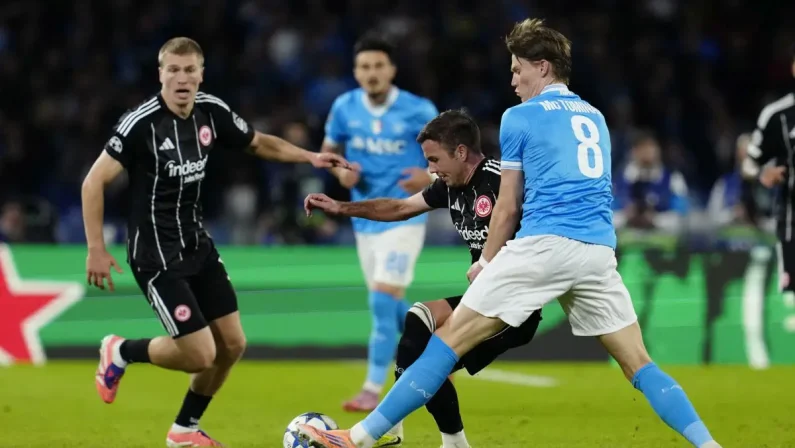 Il Napoli sbatte contro l’Eintracht, 0-0 al “Maradona”
