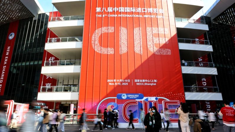 Cina: durante CIIE registrati oltre 83 miliardi di dollari in accordi preliminari