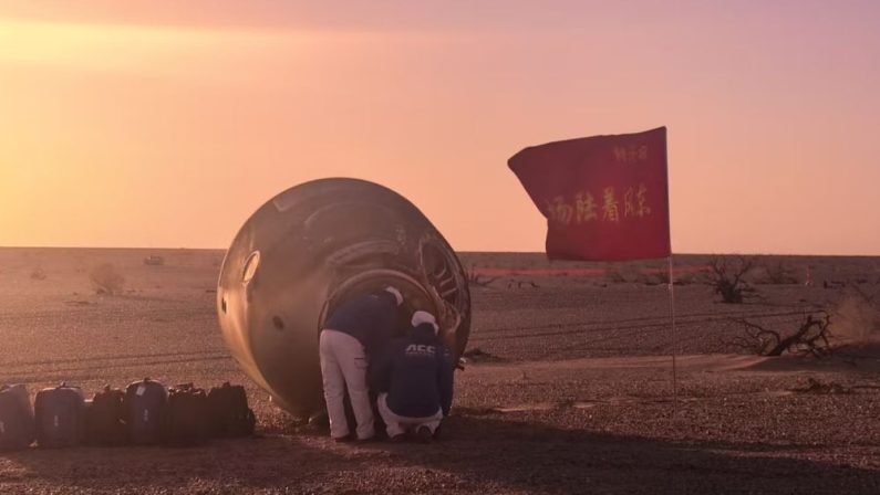 Cina, la capsula di rientro di Shenzhou-21 tocca terra