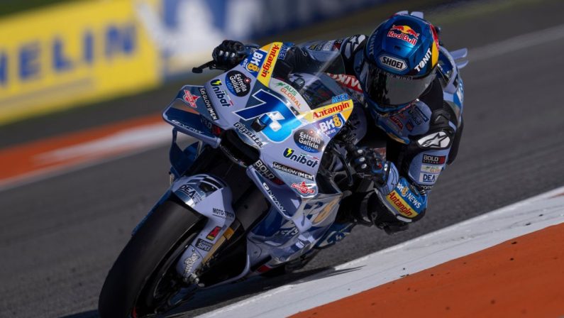 Alex Marquez vince la sprint a Valencia, sul podio Di Giannantonio