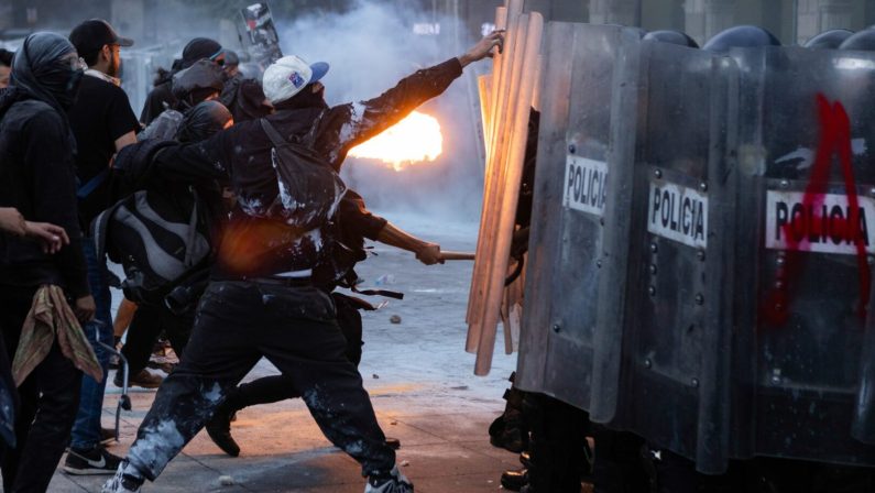 Scontri in Messico durante protesta “Generazione Z”, feriti e arresti