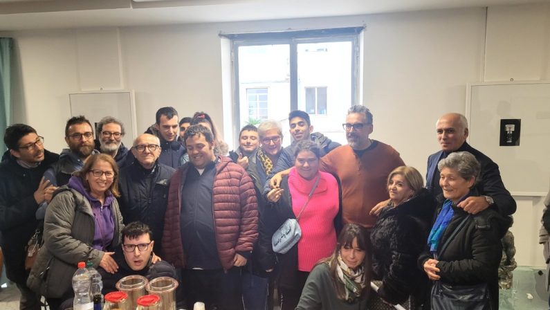 Capodanno 2026 a Cosenza, Brunori devolve il cachet in beneficienza