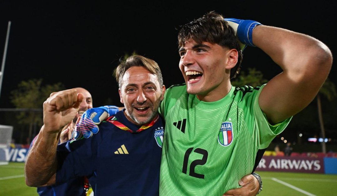 Claudio Pecorella e il portiere Longoni