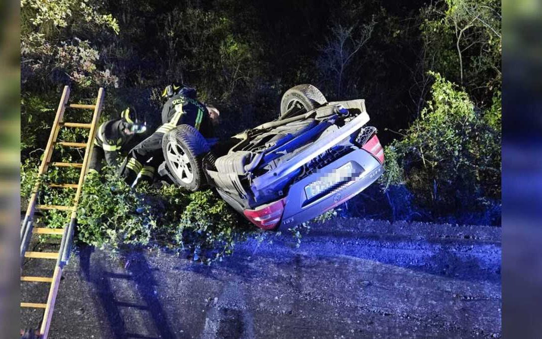 Auto finisce in un burrone: due giovani feriti sulla strada Vibo –Vibo Marina