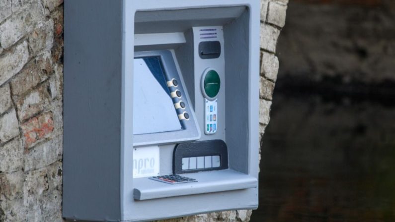 Lecce, truffa dello scontrino bancomat: svuotato il conto a un’anziana
