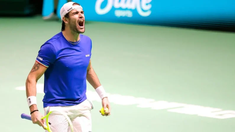 Italia avanti 1-0 sulla Spagna in finale di Coppa Davis: Berrettini batte Carreno Busta, in campo Cobolli