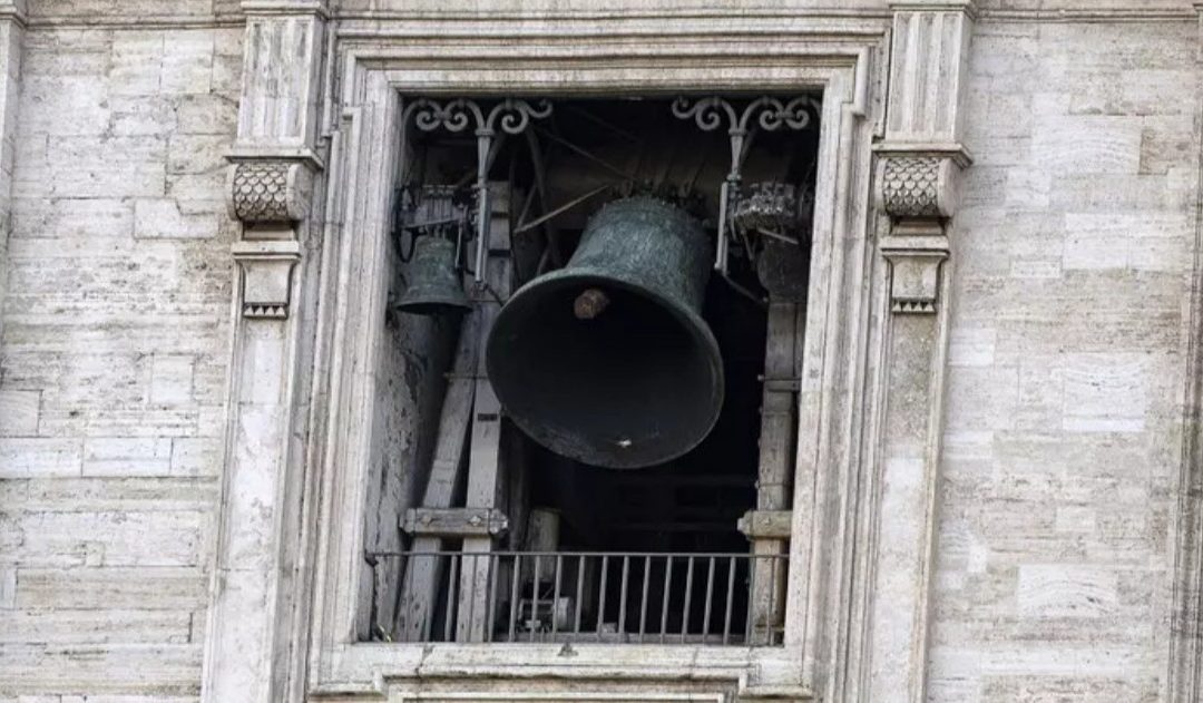 Non sopporta le campane della messa, entra in chiesa col tamburo: intervengono i Carabinieri nel Napoletano