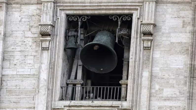 Non sopporta le campane della messa, entra in chiesa col tamburo: intervengono i Carabinieri nel Napoletano