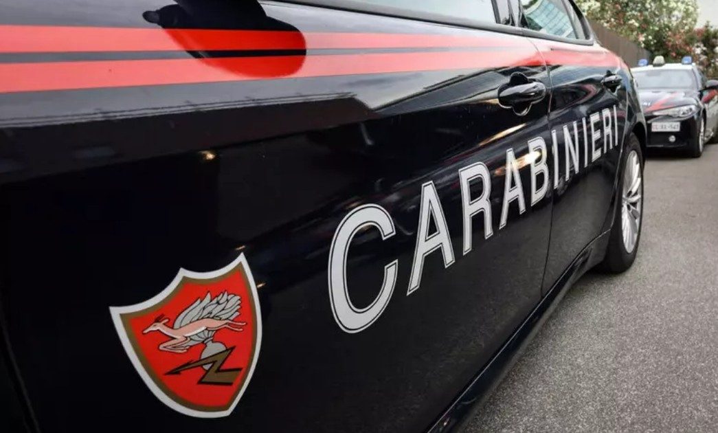 Scippano il cellulare a una 14enne, arrestati uomo e donna nel Napoletano