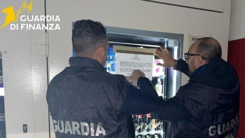 Sequestrati tre distributori automatici di alcolici nel Tirreno Cosentino