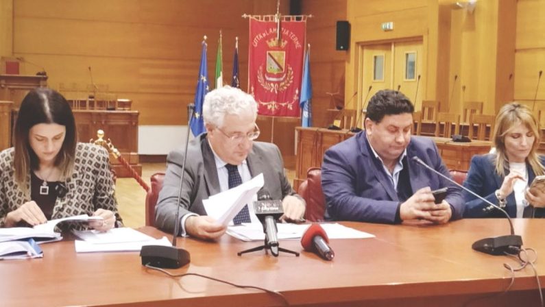 Comune Lamezia, conti in rosso, meno fondi per eventi natalizi