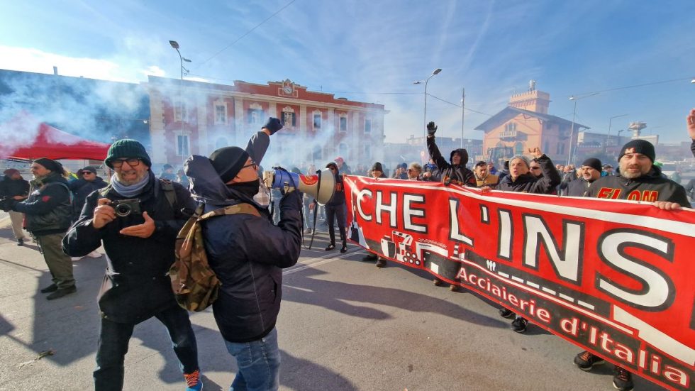 Ex Ilva, via libera dal Cdm a decreto legge per la continuità degli impianti. Blocchi e presidi a Genova e Taranto