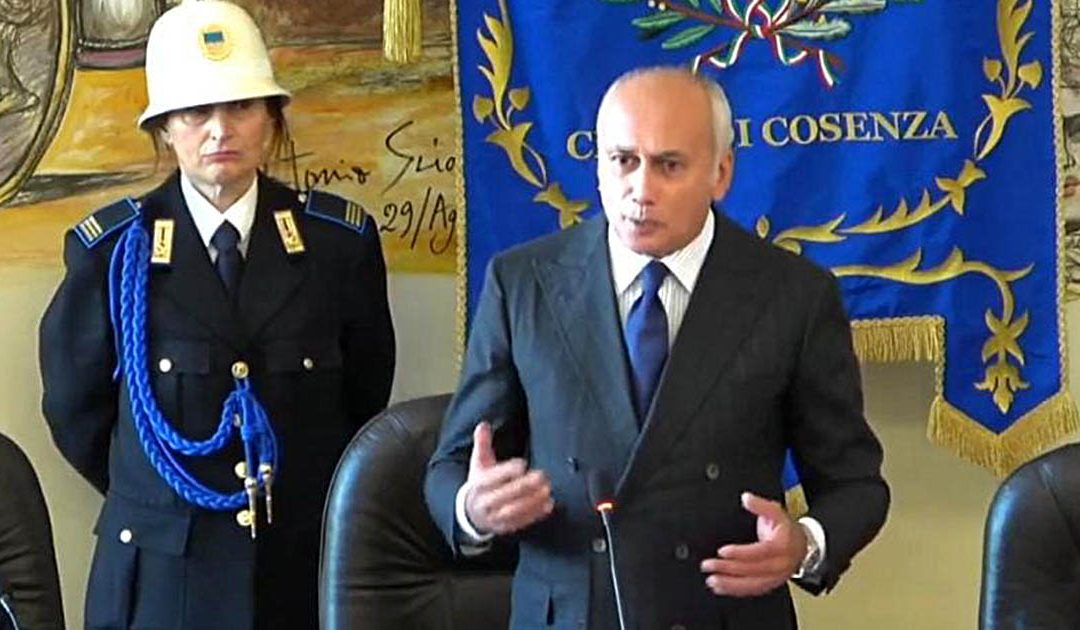 Franz Caruso durante la seduta del Consiglio comunale del 25 novembre