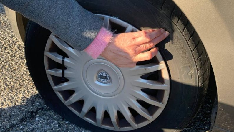 Cersosimo, intimidazione alla sindaca: tagliate tutte le gomme dell’auto