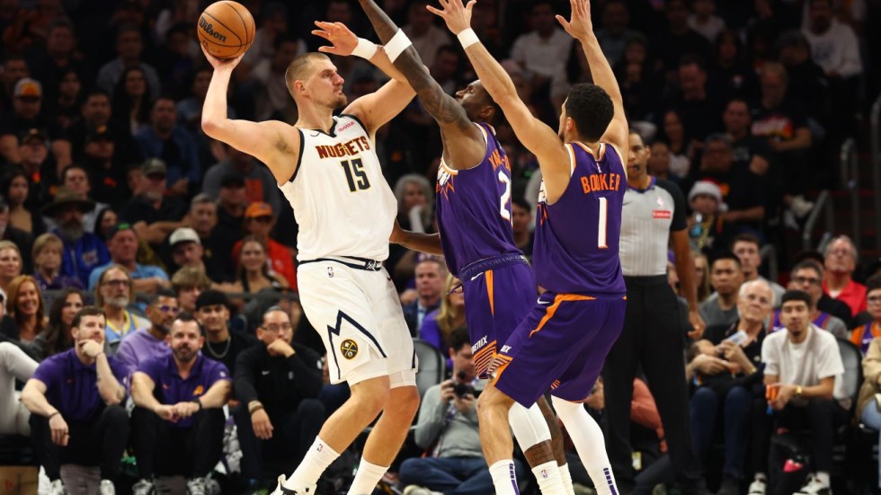 Jokic trascina Denver, Golden State supera New Orleans nella notte Nba. Toronto ko