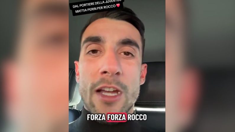 VIDEO – Acri, il giocatore della Juve Mattia Perin al fianco del piccolo Rocco