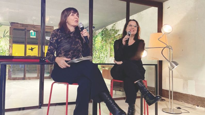 Melissa P allo specchio senza più colpi di spazzola e paura della povertà