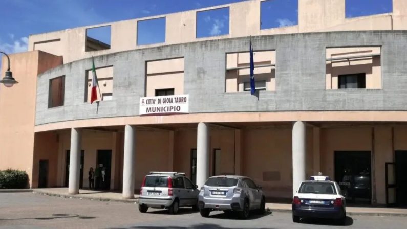 Gioia Tauro, attentato incendiario al Comune con una bomba molotov