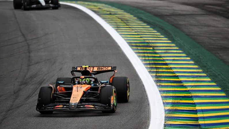Norris vince la sprint in Brasile davanti ad Antonelli, Piastri va a muro. Leclerc 5° e Hamilton 7°