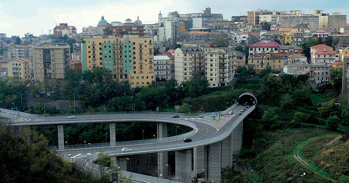 https://www.quotidianodelsud.it/wp-content/uploads/2025/11/panorama-di-catanzaro.jpg