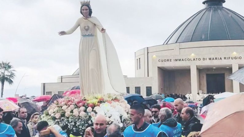 Paravati, i devoti celebrano la statua di Maria scolpita su indicazione di Natuzza