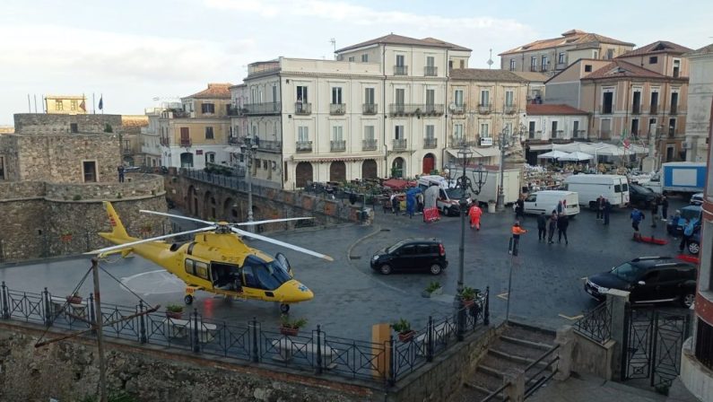 A Pizzo Calabro, crolla palo dell'illuminazione. Ceramista ferito alla testa