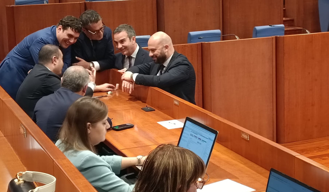 Occhiuto scherza con alcuni consiglieri di maggioranza in una pausa del primo Consiglio della 13ma legislatura