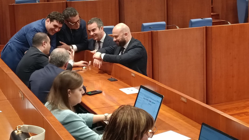 Calabria, si insedia il nuovo Consiglio regionale: Cirillo presidente (e pesca anche nell’opposizione)