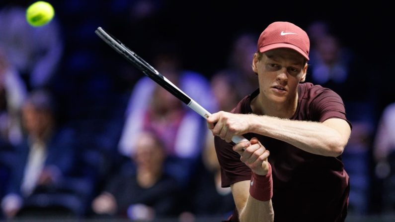 Show di Sinner al Masters 1000 di Parigi: domina Zverev e vola in finale con Auger-Aliassime