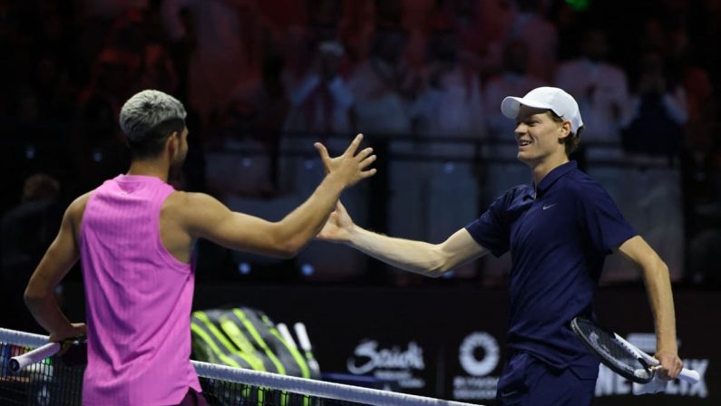 Tennis, Alcaraz sorpassa Sinner e torna n° 1, il primato in palio a Torino