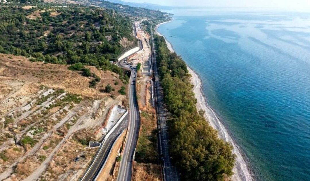 Un tratto della strada statale 106 Jonica