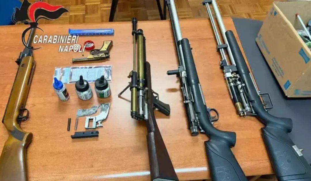 Napoli, spari contro auto e laboratorio per armi in casa: arrestato 77enne