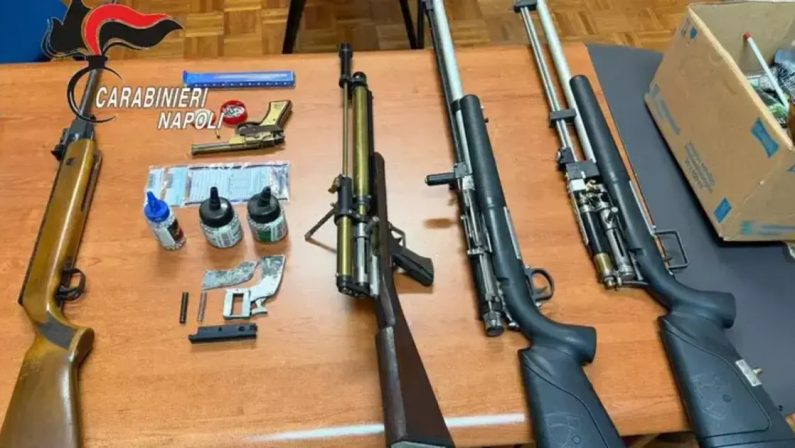 Napoli, spari contro auto e laboratorio per armi in casa: arrestato 77enne
