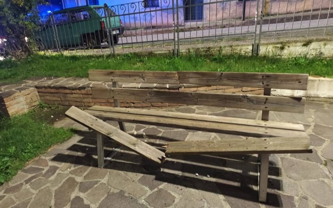 Una panchina della villetta "Giogiò" distrutta dai vandali