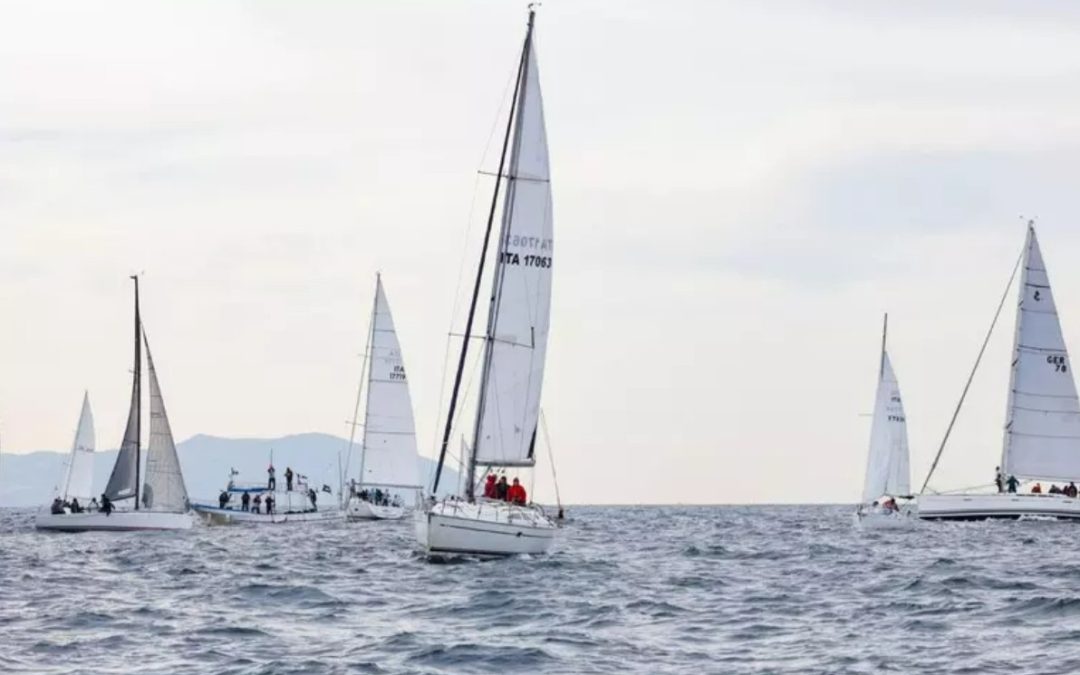 Nel Golfo di Napoli prende il largo la magia della vela: al via il 54° Campionato Invernale