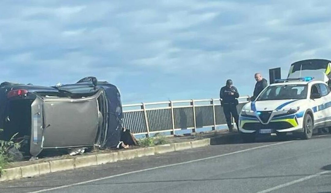 L'auto finita fuori strada a Vibo Valentia