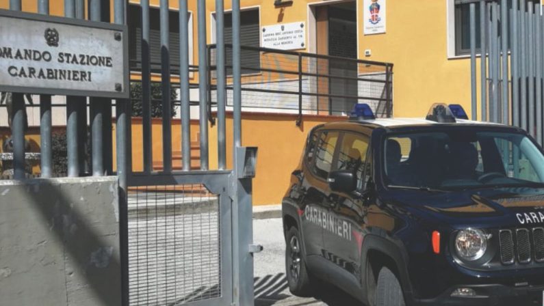 Vulture Melfese, aggredisce la moglie davanti al figlio, arrestato