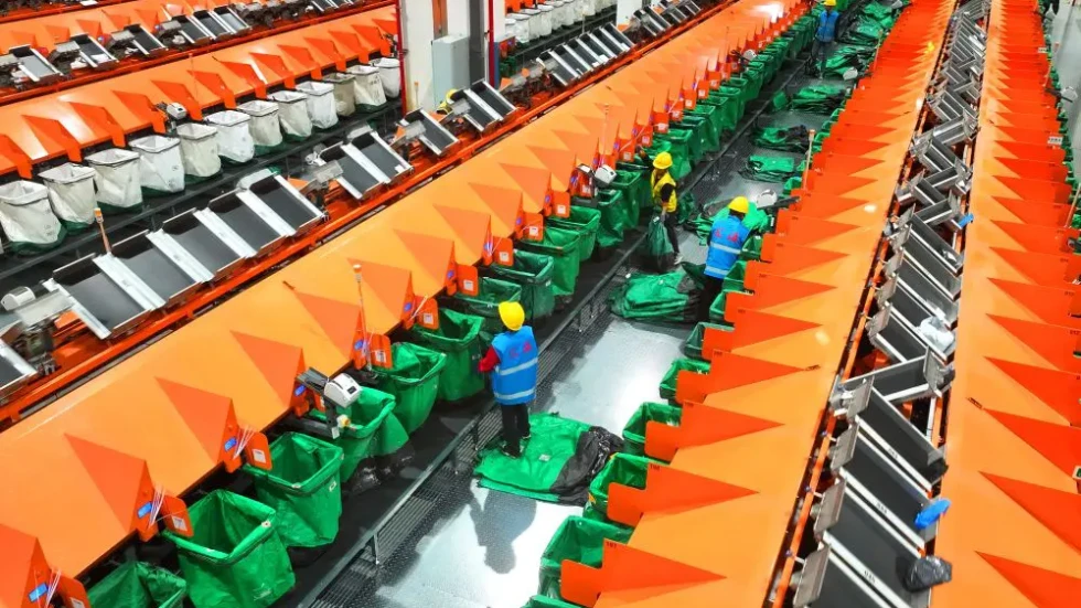 Cina, il settore delle consegne express supera i 180 miliardi di pacchi all’anno