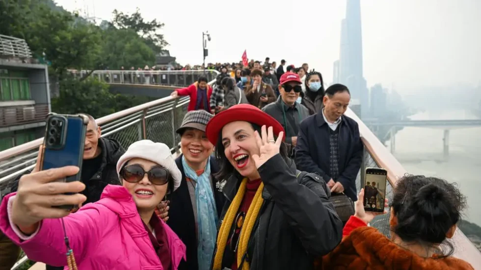 Cina, turisti italiani sperimentano la nuova passerella sospesa di Chongqing