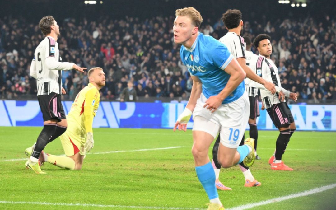 Il Napoli batte 2-1 la Juve e torna in cima, brilla Hojlund