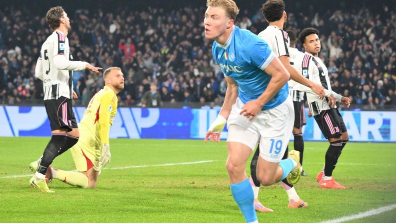 Il Napoli batte 2-1 la Juve e torna in cima, brilla Hojlund