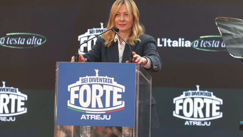 Meloni ad Atreju “Europa non è al tramonto, Italia leale ma non subalterna”