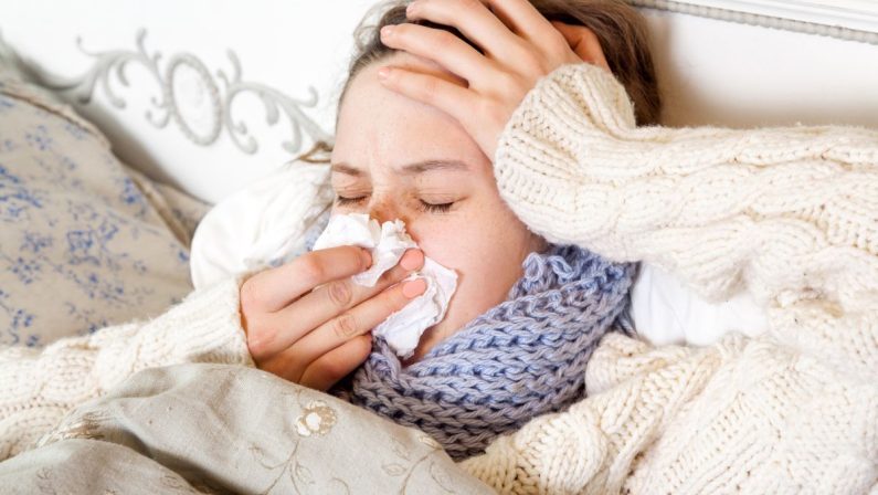 Influenza, 950 mila nuovi casi in Italia in una settimana. Iss “Vicini al picco”