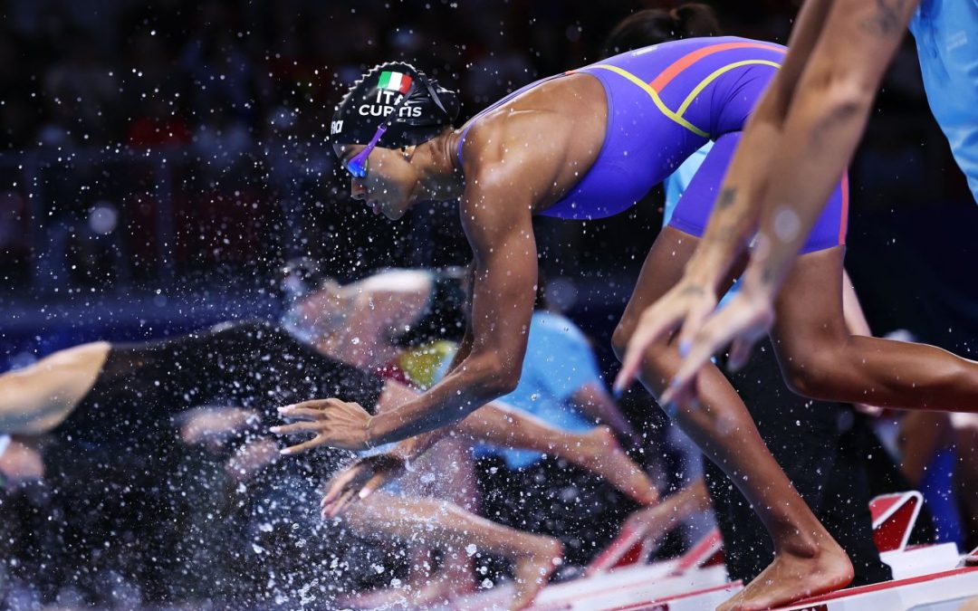 Europei di nuoto in vasca corta, Italia d’oro nella staffetta mista 4×50. Solo 7° Martinenghi nei 100 rana