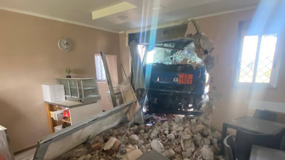 Corigliano Rossano, camion sfonda la parete di un ristorante