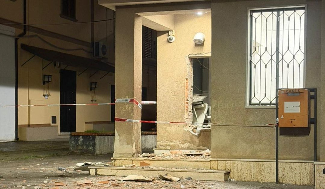 L'ufficio postale di Lauropoli dopo l'assalto