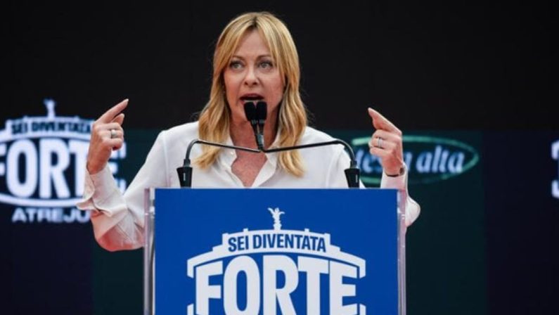 Atreju, Meloni cita il caso Calabria: «Cetto La Qualunque avrebbe fatto meglio»