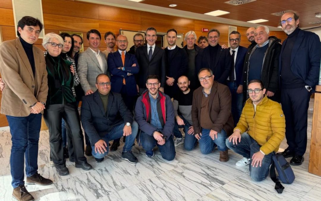 Il presidente Occhiuto posa dopo l'incontro con la stampa