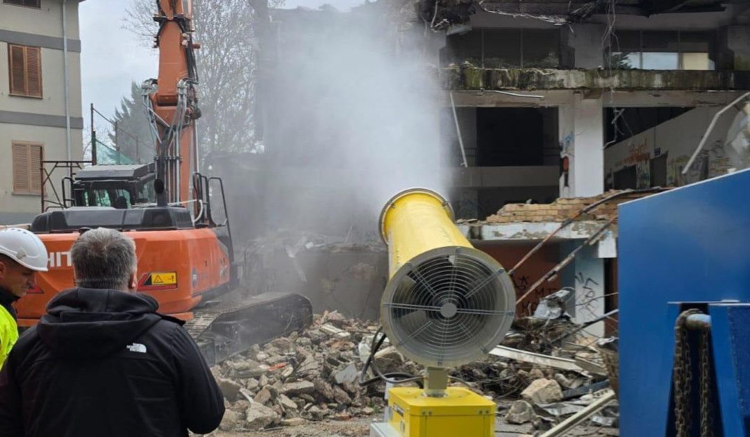 Il cannone antipolveri utilizzato dalla ditta per demolire l’ex Coni